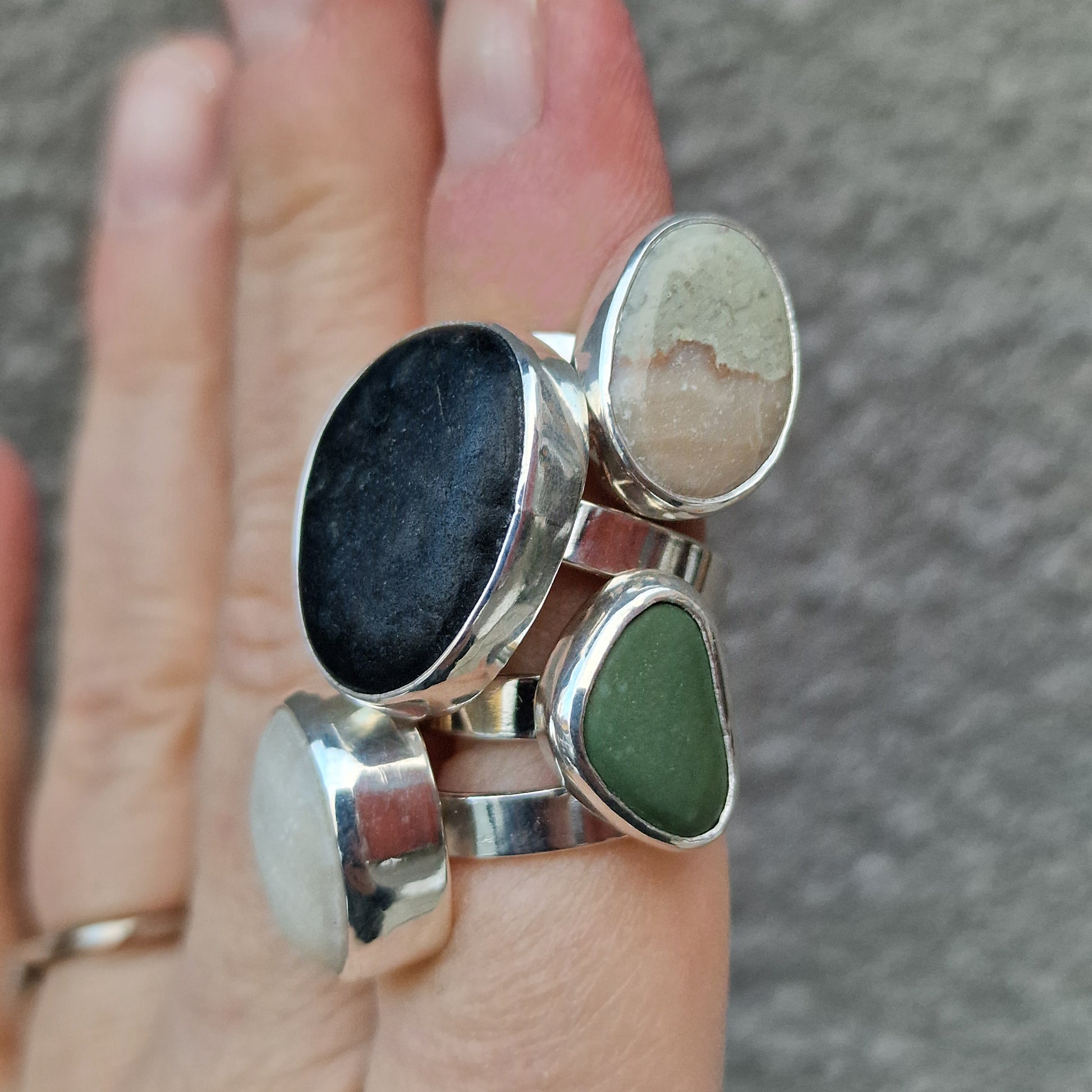 Josefin strandstensringar är handgjorda och unika. Hitta din favorit - Vatlings smycken