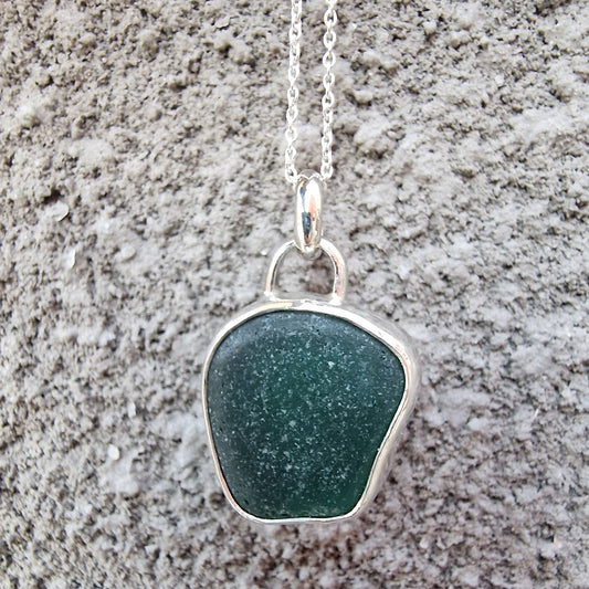 Josefin strandglashalsband med tealfärgat glas