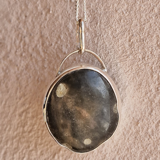 Josefin strandstenshalsband med slipad gråbeige strandsten