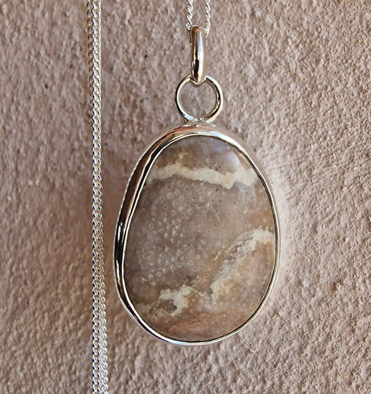 Josefin strandstenshalsband med slipad rosa-grå sten