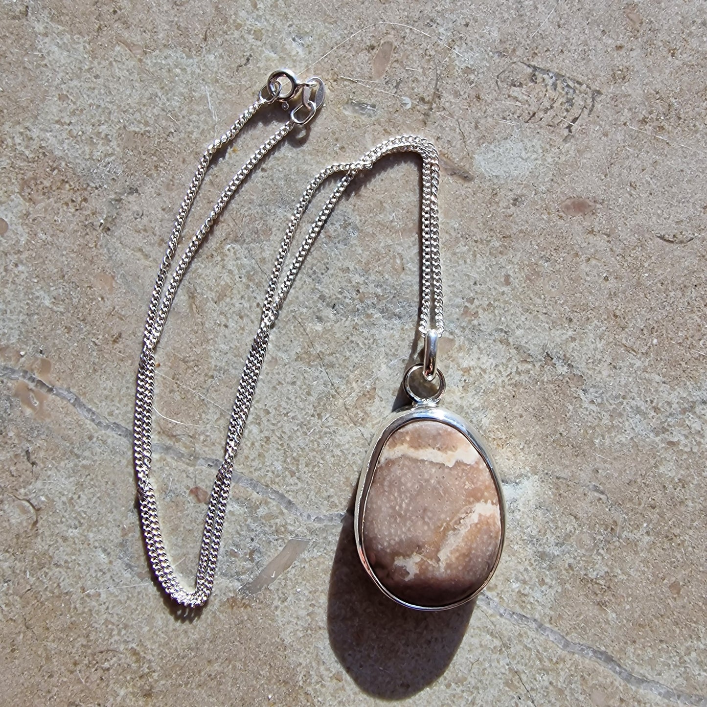 Josefin beach stone necklace with cut pink-gray stone