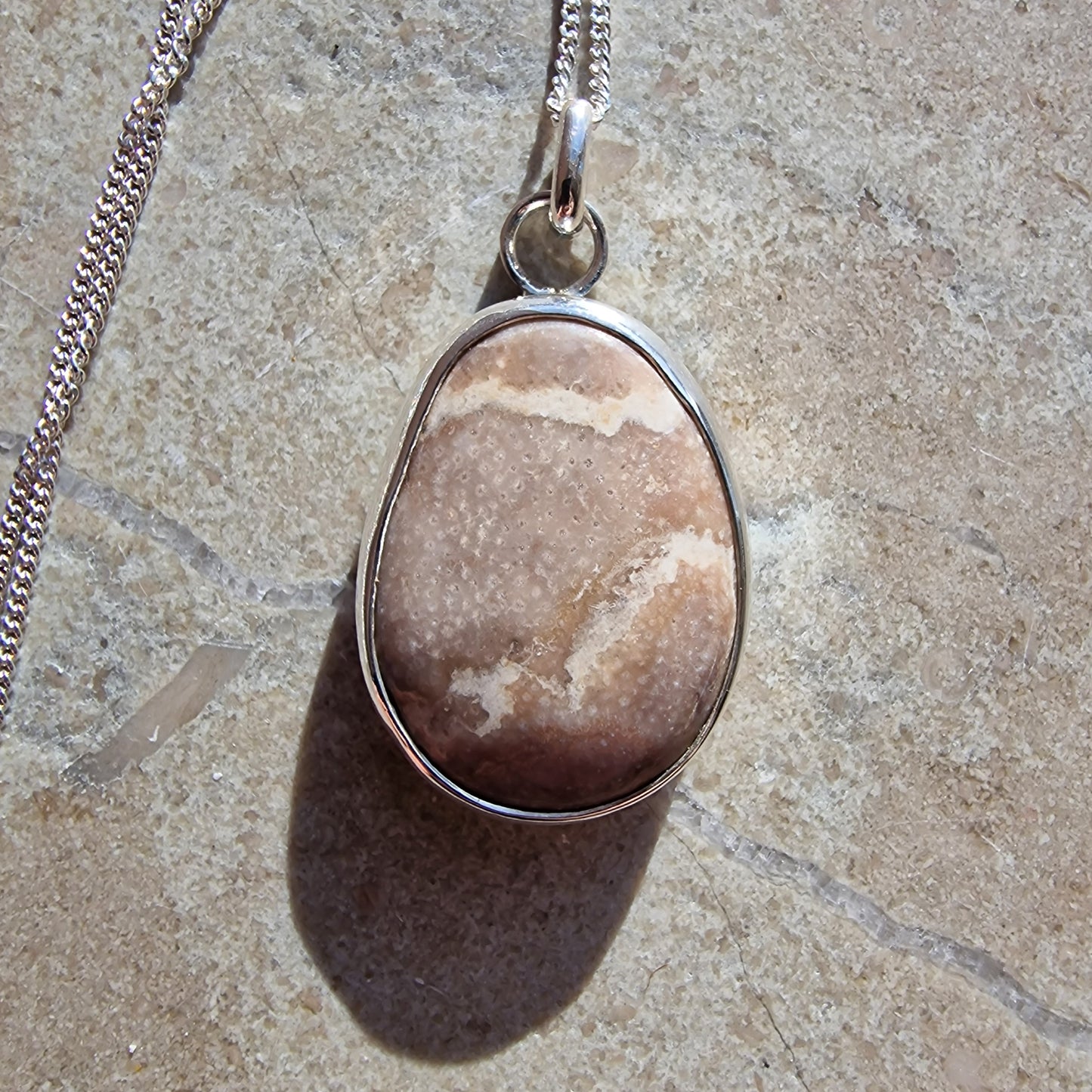 Josefin beach stone necklace with cut pink-gray stone