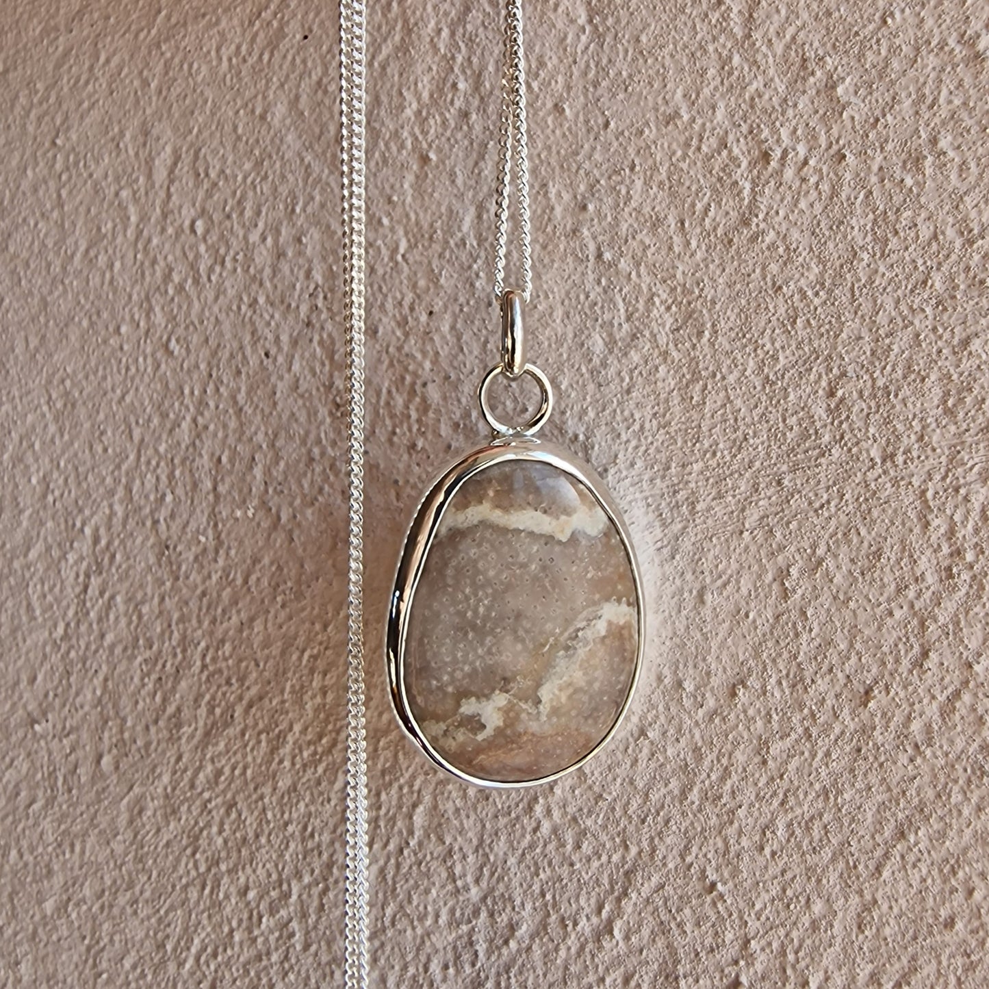 Josefin beach stone necklace with cut pink-gray stone