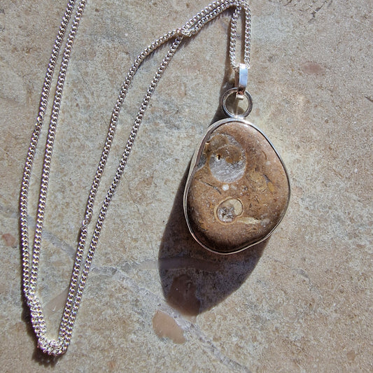 Josefin strandstenshalsband med fascinerande mönster