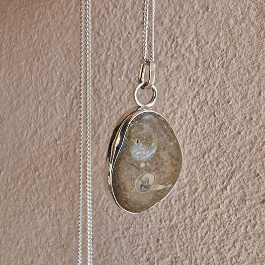 Josefin strandstenshalsband med fascinerande mönster