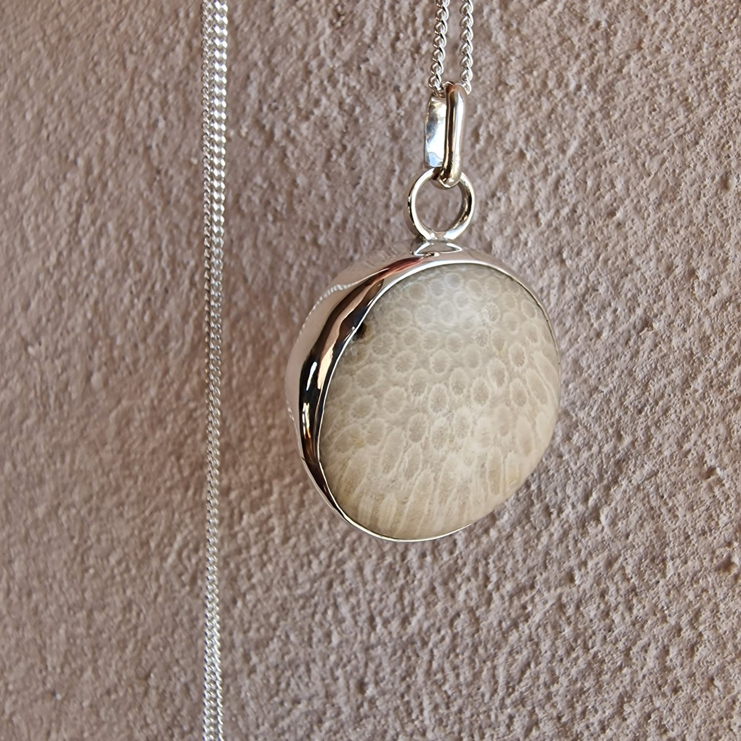 Josefin beach stone necklace with cut white coral stone