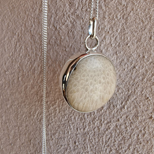 Josefin strandstenshalsband med slipad vit korallsten