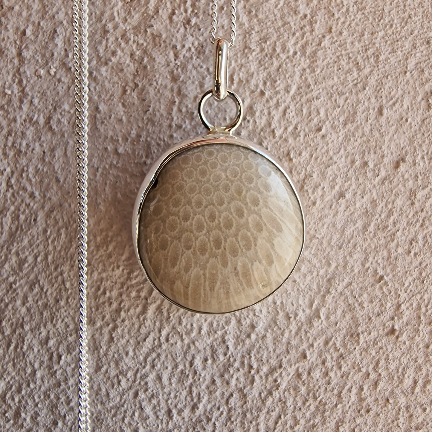 Josefin beach stone necklace with cut white coral stone