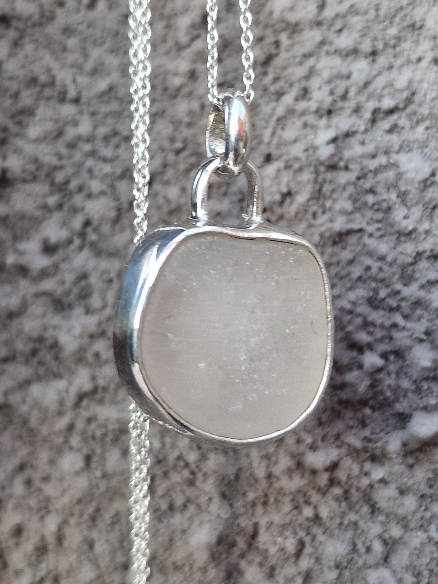 Josefin strand glass necklace with white glass