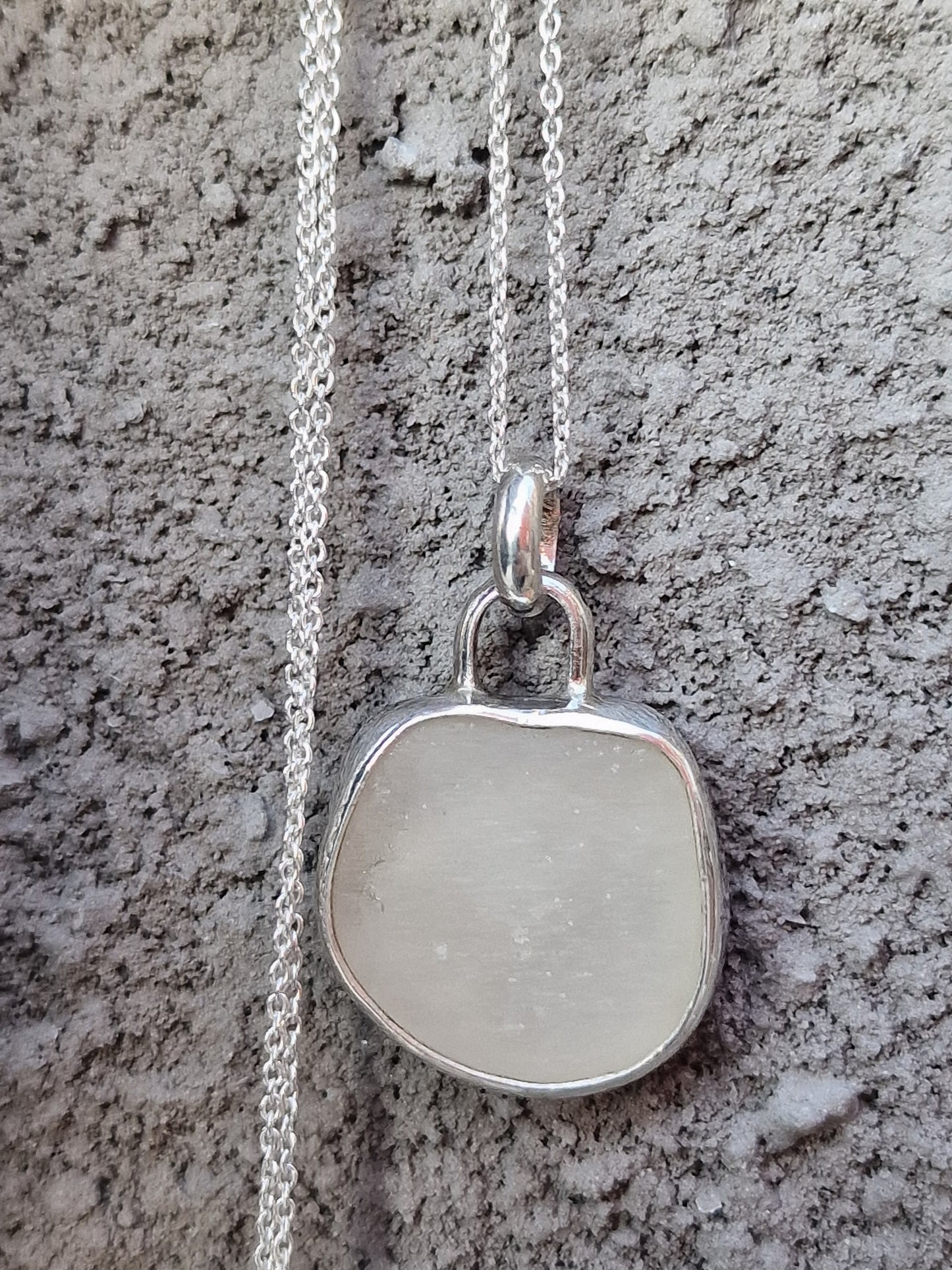 Josefin strand glass necklace with white glass