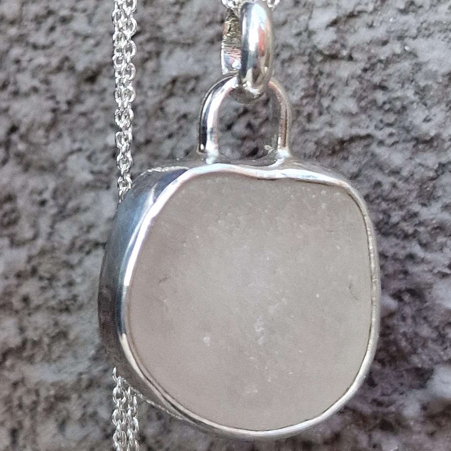 Josefin strand glass necklace with white glass