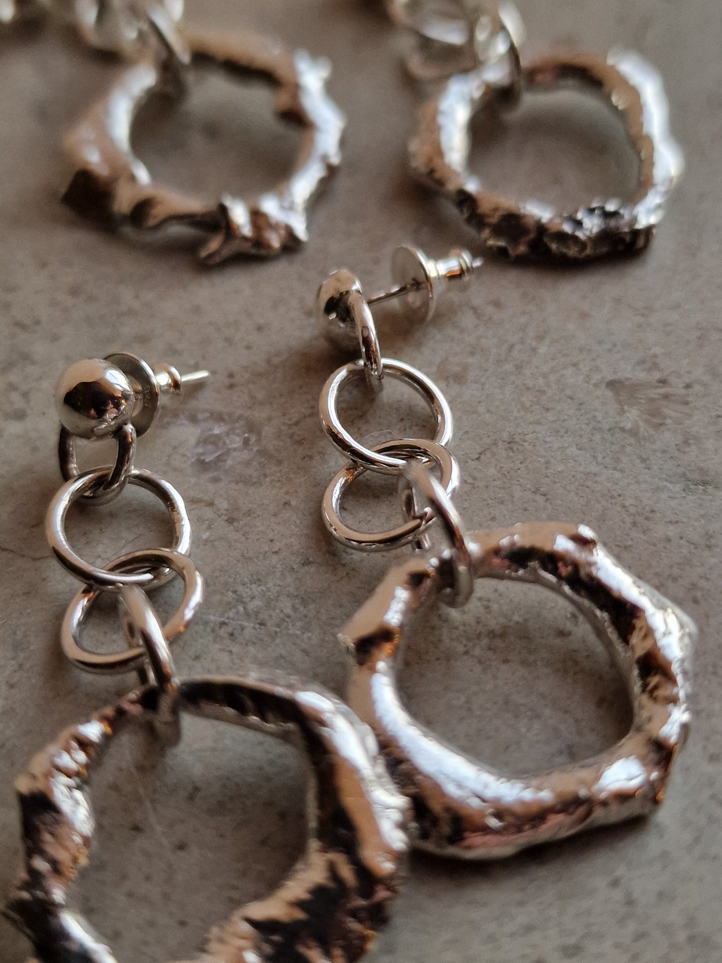 Då Rå silverörhängen är gjorda av smält återvunnet silver blir alla olika.