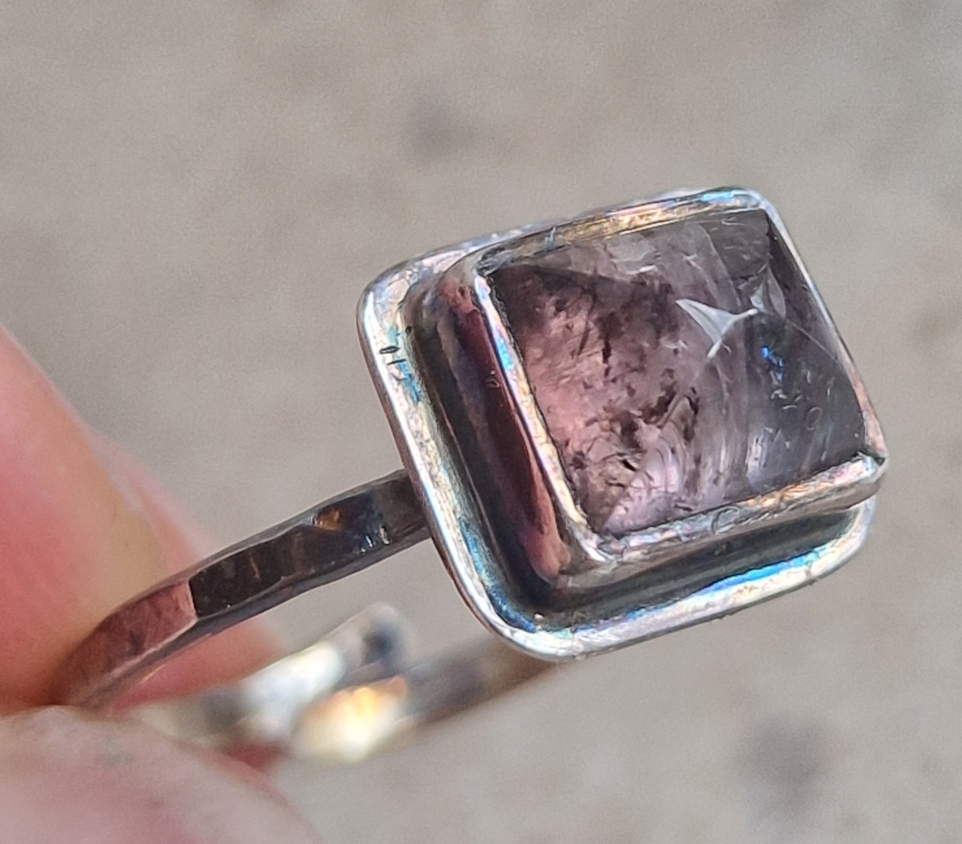 Handgjord rustik liten ring av oxiderat silver med lila tourmaline.