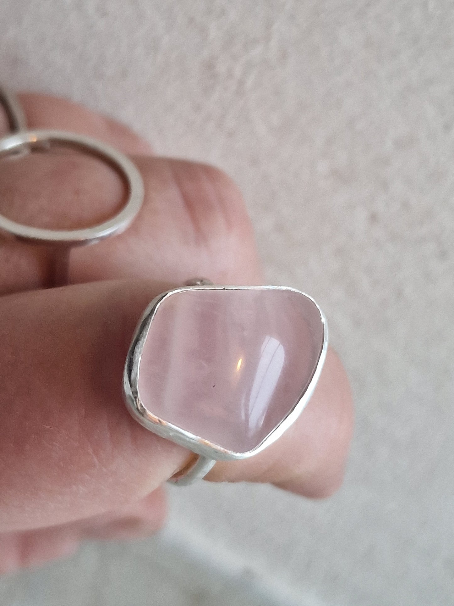 Handgjord silverring med infattad rosenkvarts