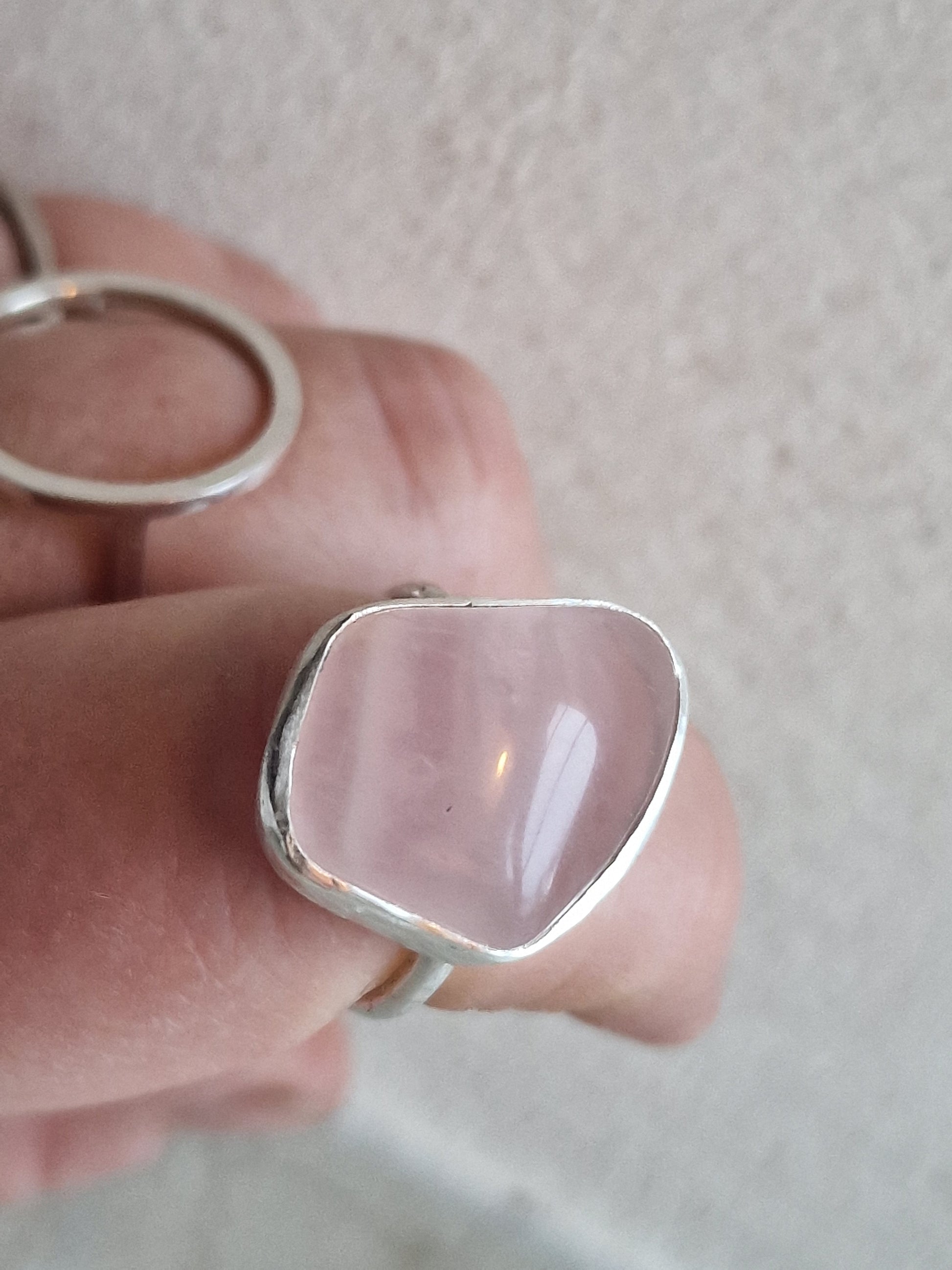 Handgjord silverring med infattad rosenkvarts