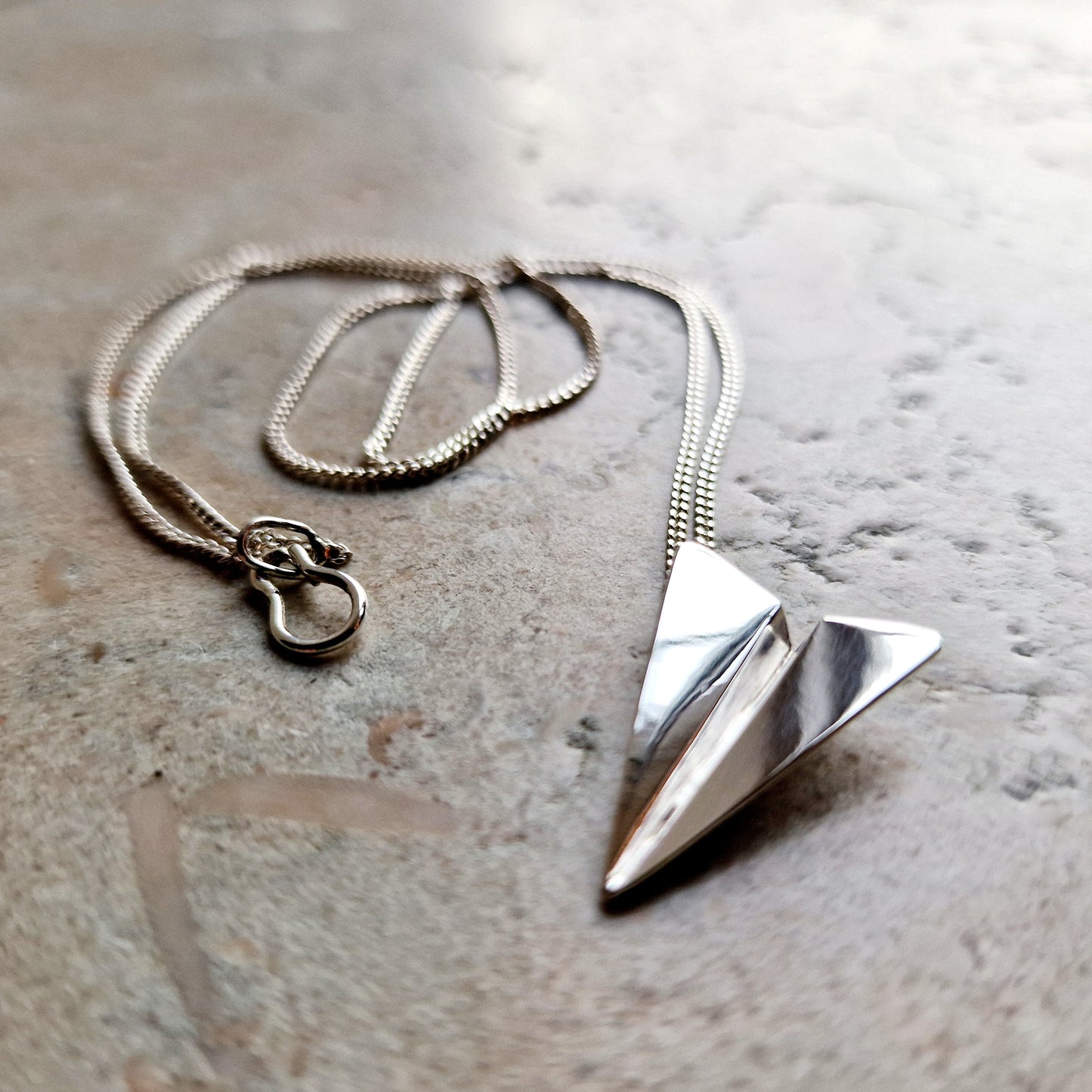 Handgjort halsband med silverflygplan