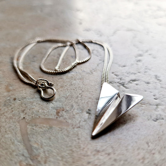 Handgjort halsband med silverflygplan