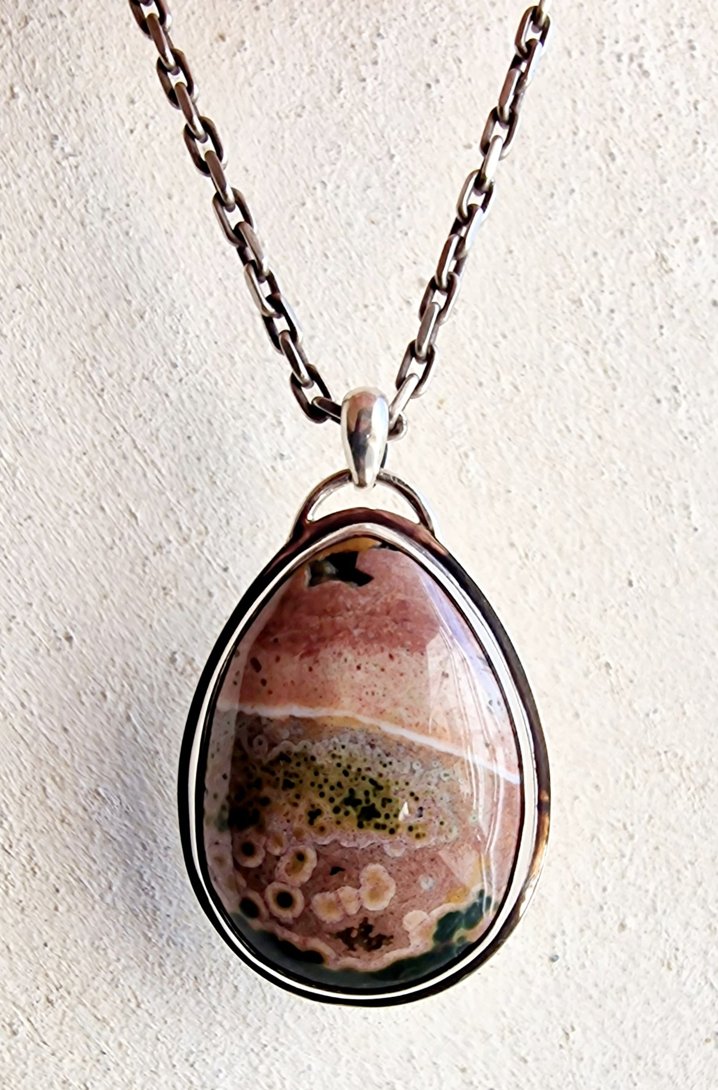 Handgjort silverhalsband med hänge av ocean jasper