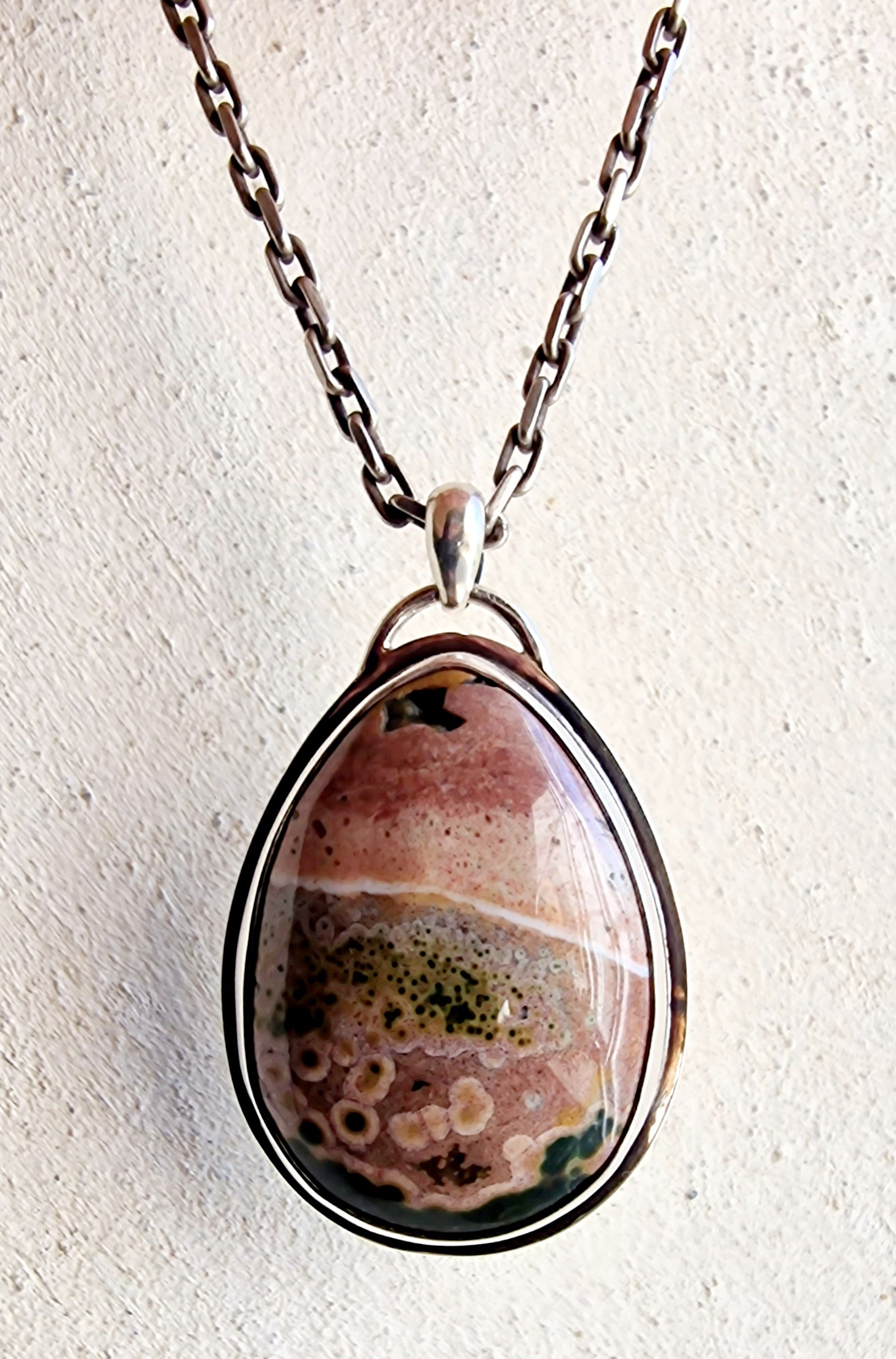 Handgjort silverhalsband med hänge av ocean jasper