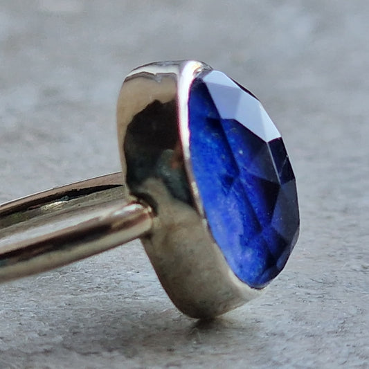 Handgjord silverring med lapis lazuli och facettslipad bergkristall