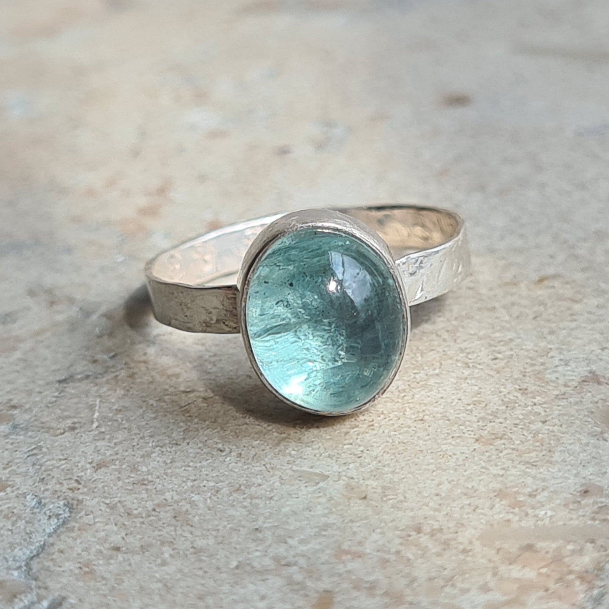 Handgjord silverring med akvamarin cabochon