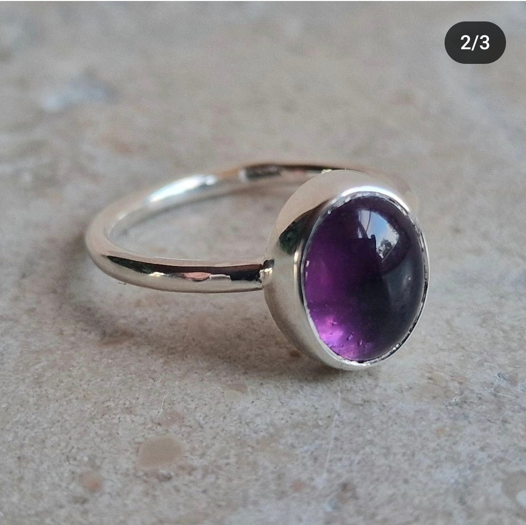 Handgjord silverring med infattad ametist cabochon