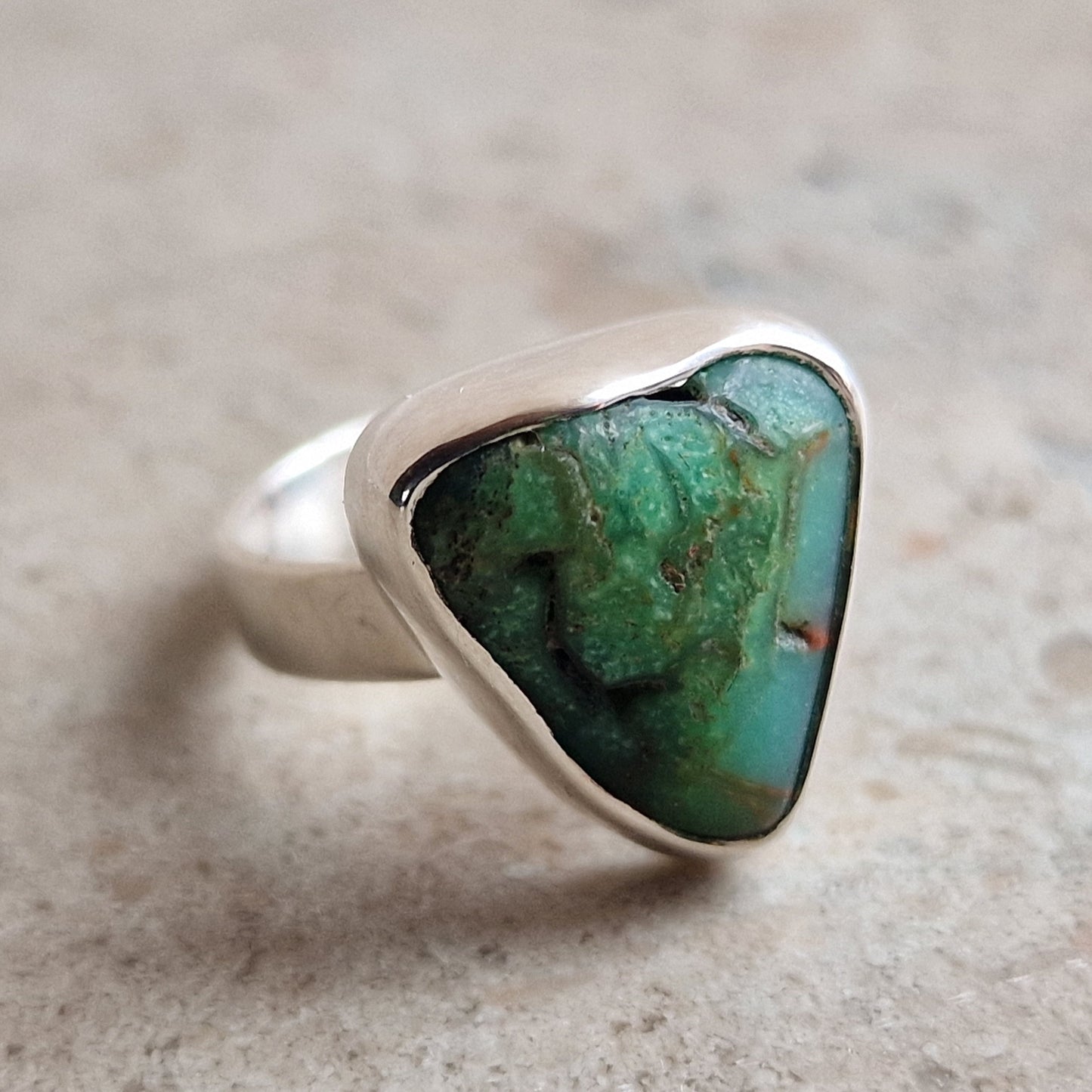 Handgjord silverring med chrysocolla