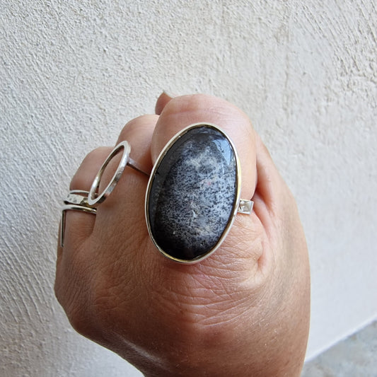 Handgjord silverring med svartvit galaxliknande sten 