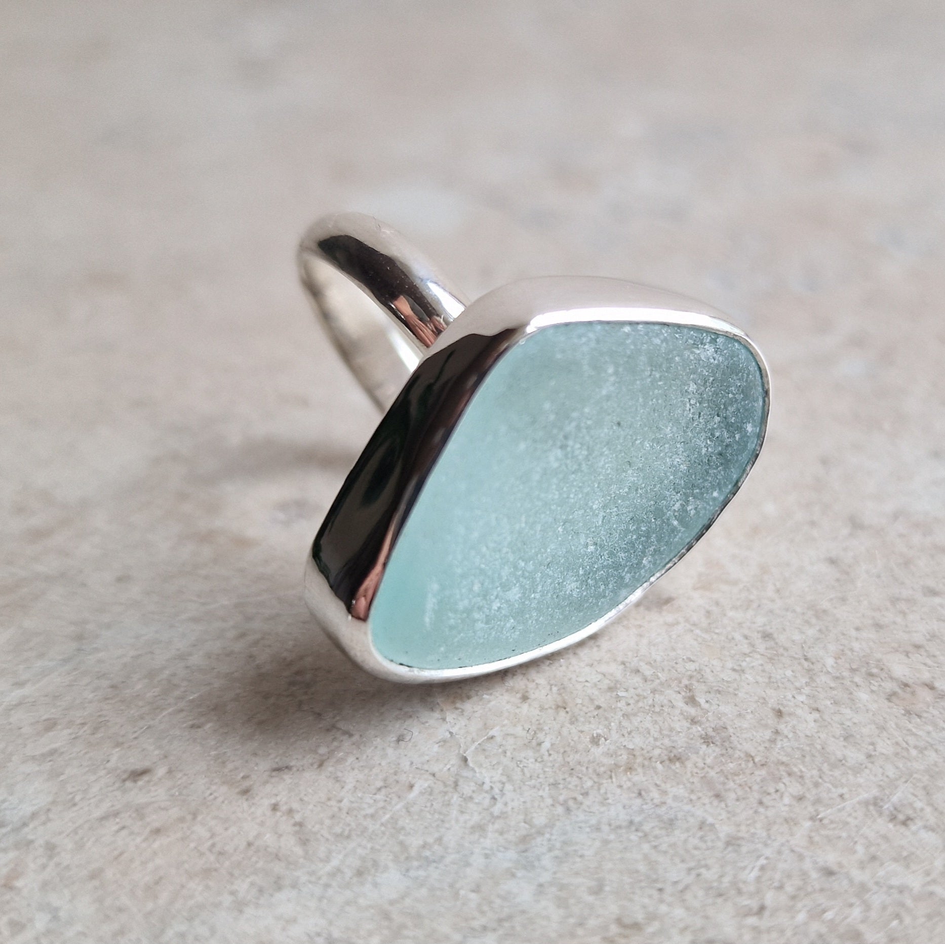 Handgjord silverring med en blå  infattad strandglas 