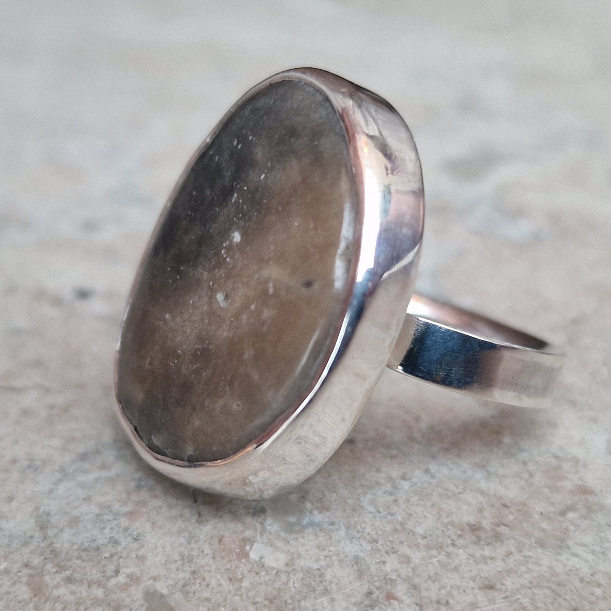Handgjord silverring med infattad brungrå gotländsk strandsten