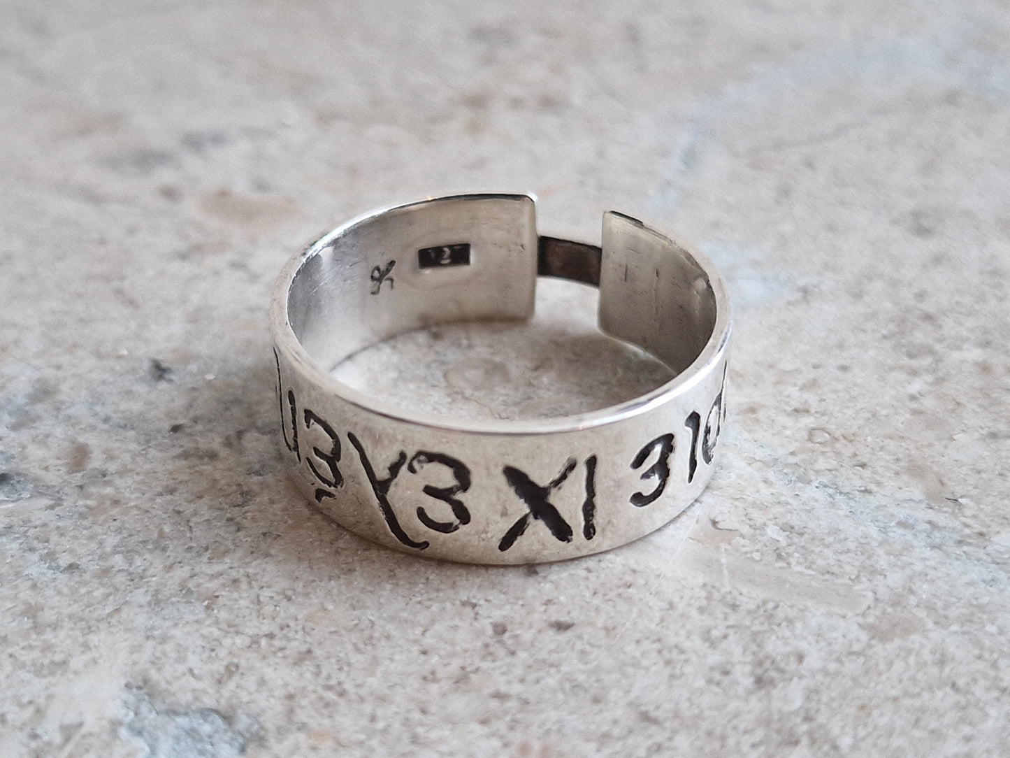Handgjord silverring med grekisk text
