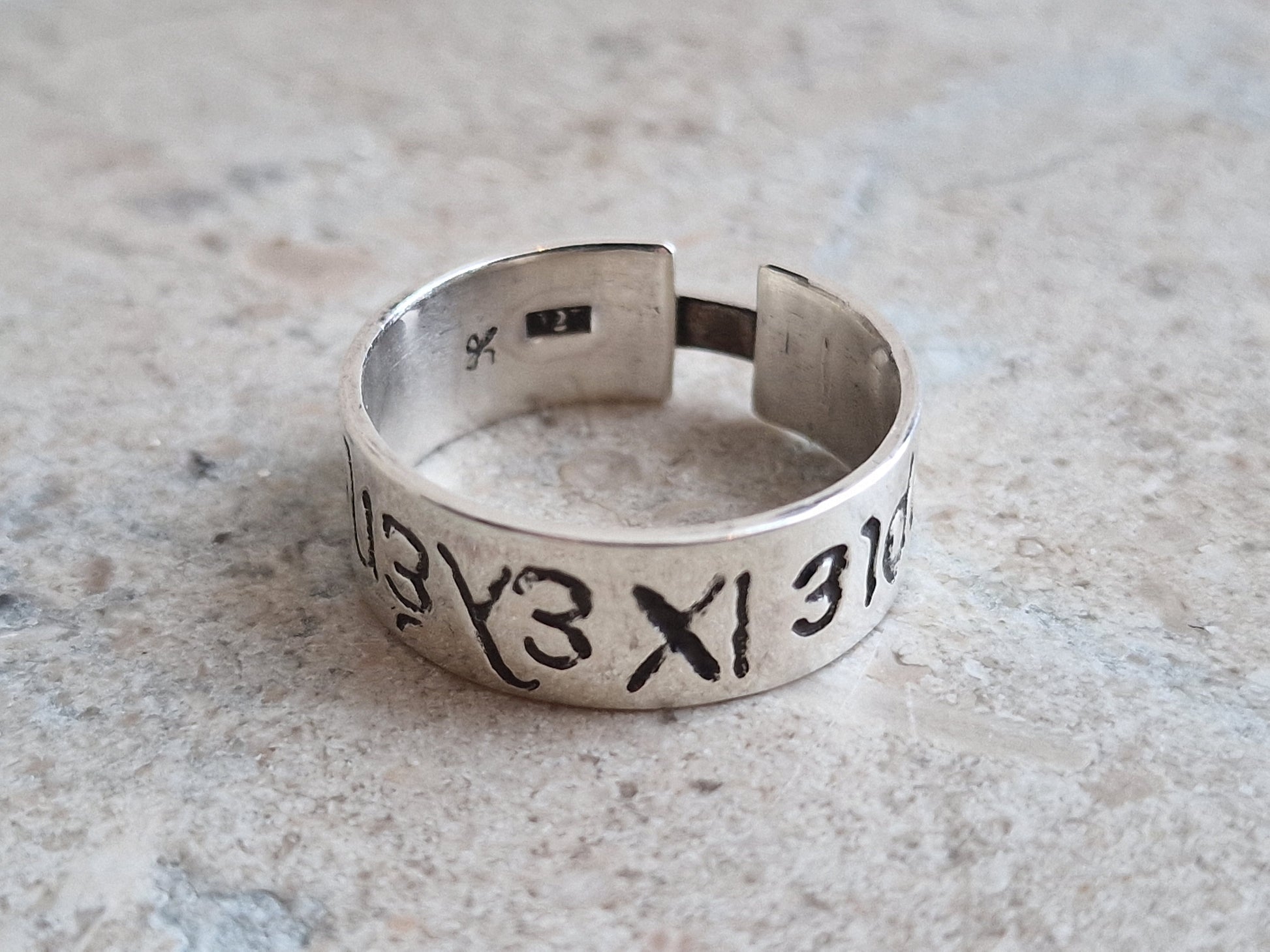Handgjord silverring med grekisk text