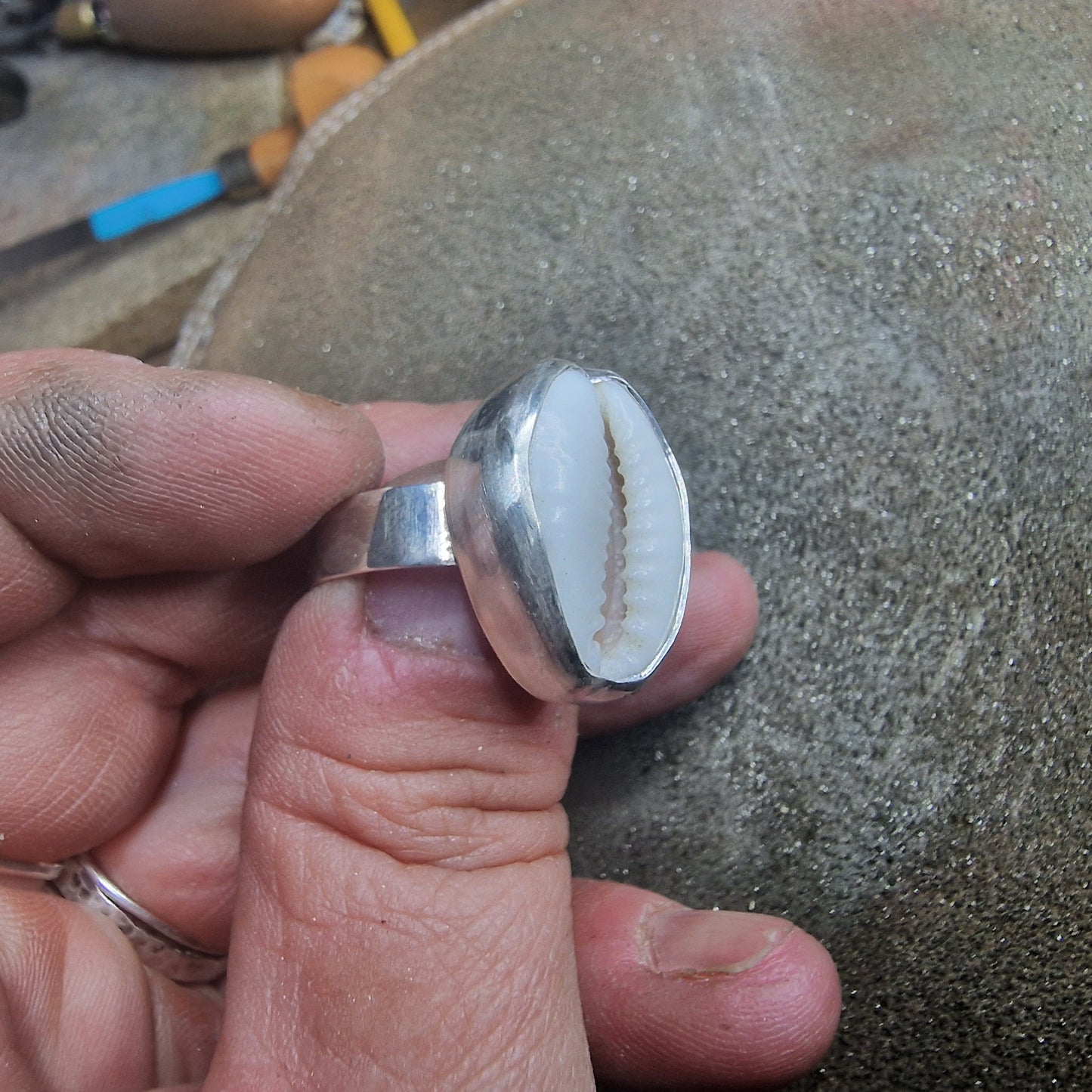 Handgjord silverring med snäcka, under arbete