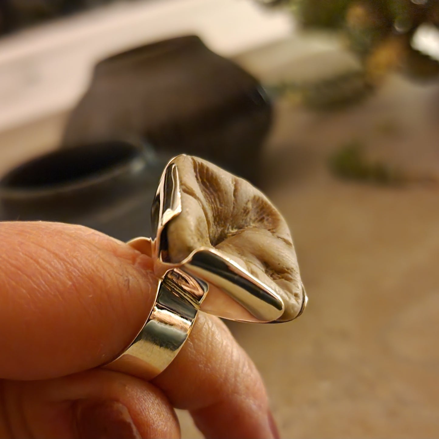 Stor handgjord statementring av silver med en fossil