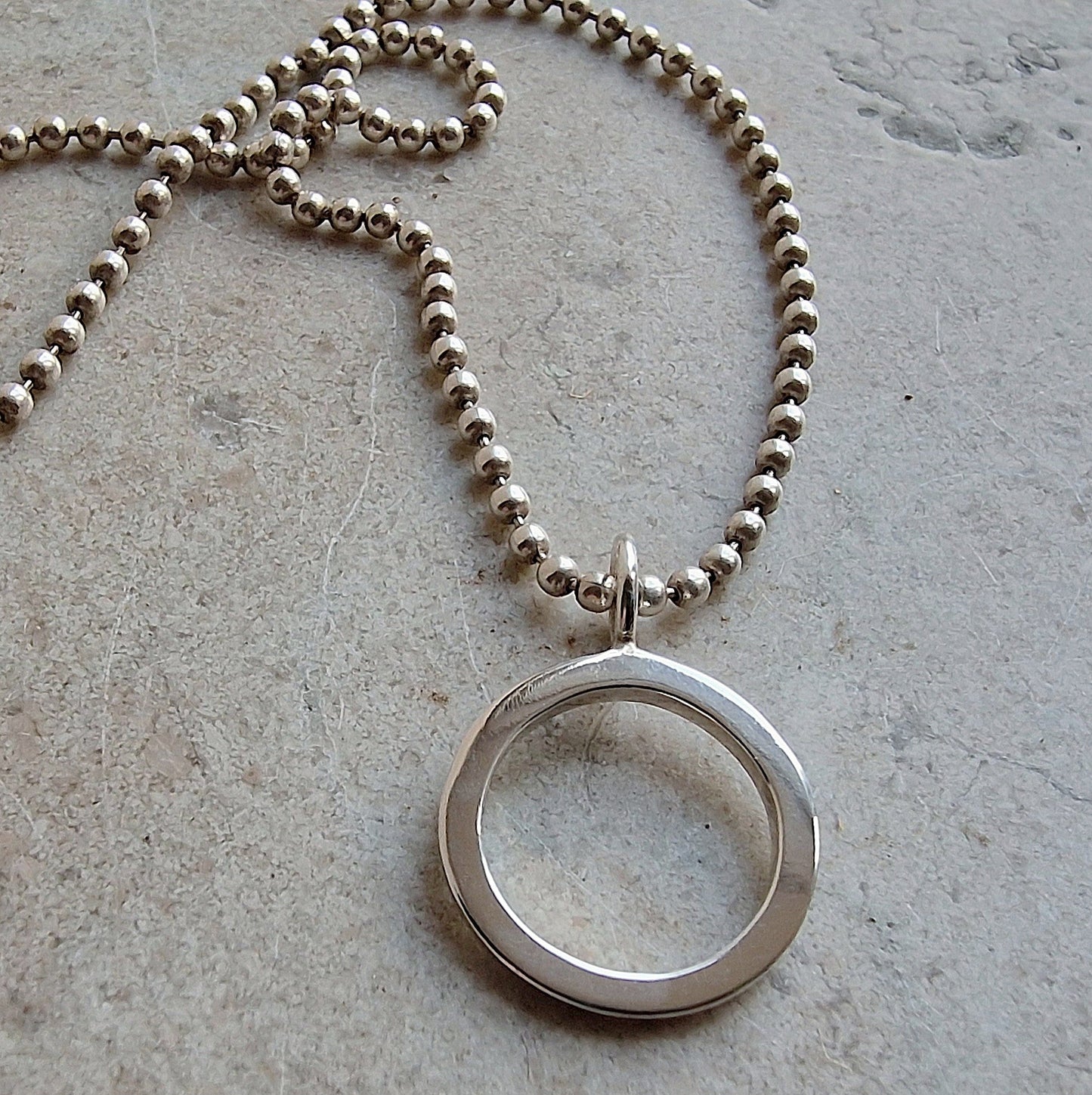 Amy Cirkelhalsband sedd framifrån. Avskalad design, handsmidd - Vatlings smycken