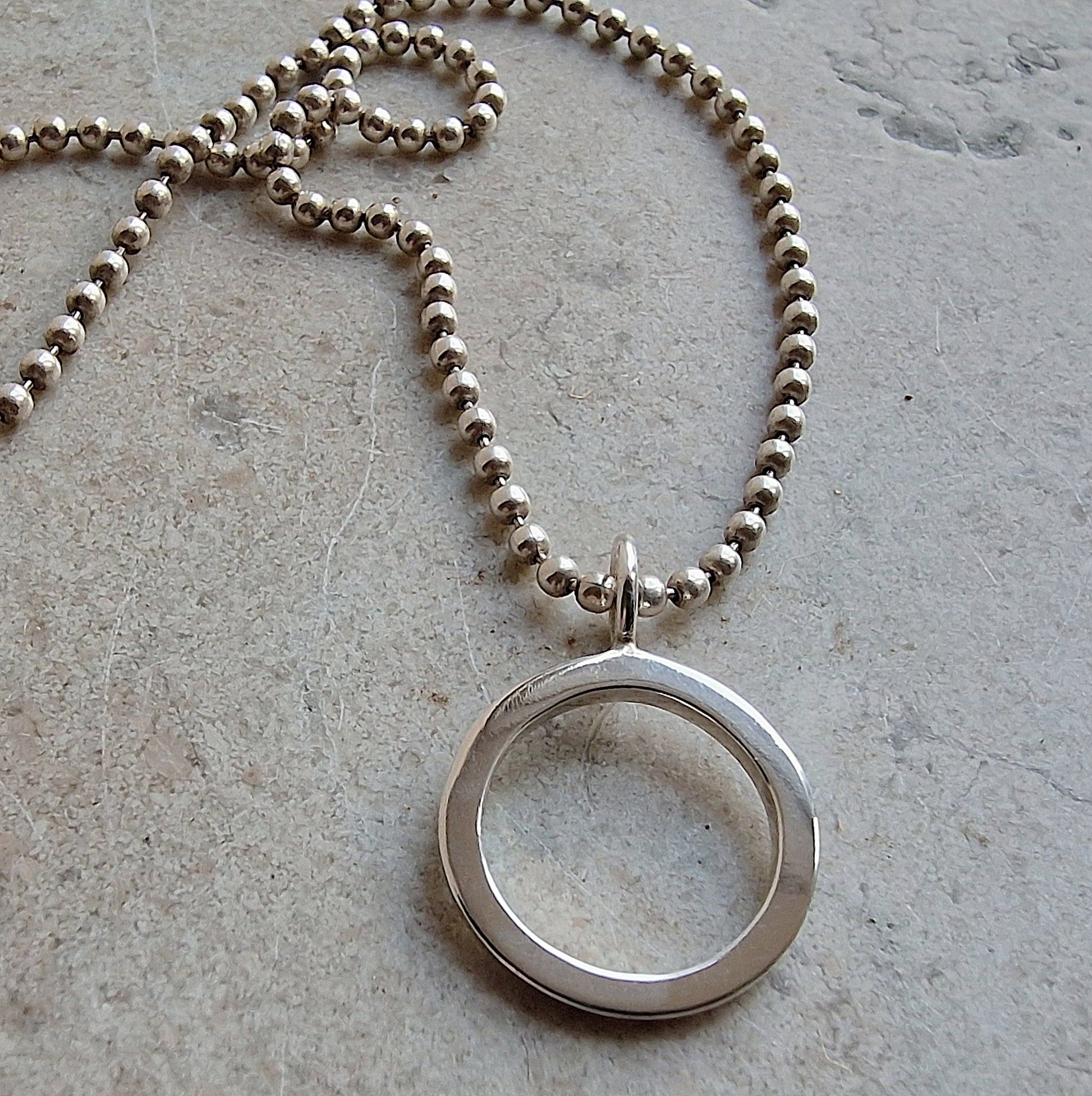 Amy Cirkelhalsband sedd framifrån. Avskalad design, handsmidd - Vatlings smycken