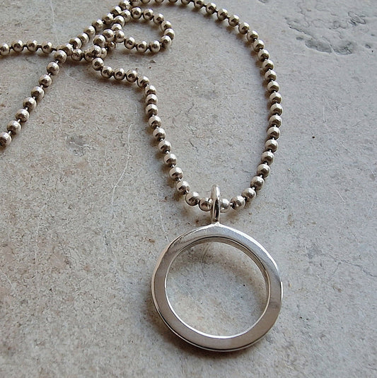 Amy Cirkelhalsband sedd framifrån. Avskalad design, handsmidd - Vatlings smycken