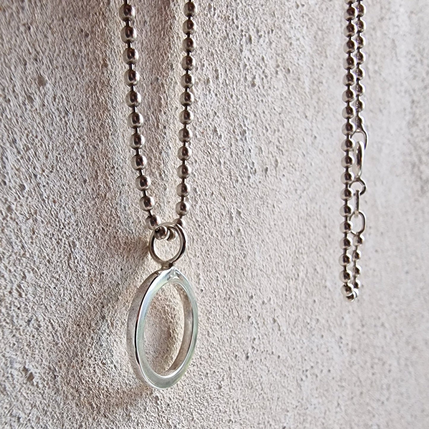 Amy Cirkelhalsband har stilren design, levereras med en bollkedja av silver - Vatlings smycken