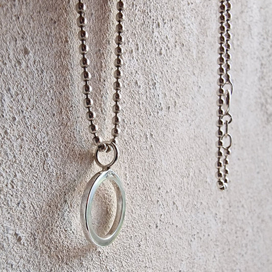 Amy Cirkelhalsband har stilren design, levereras med en bollkedja av silver - Vatlings smycken