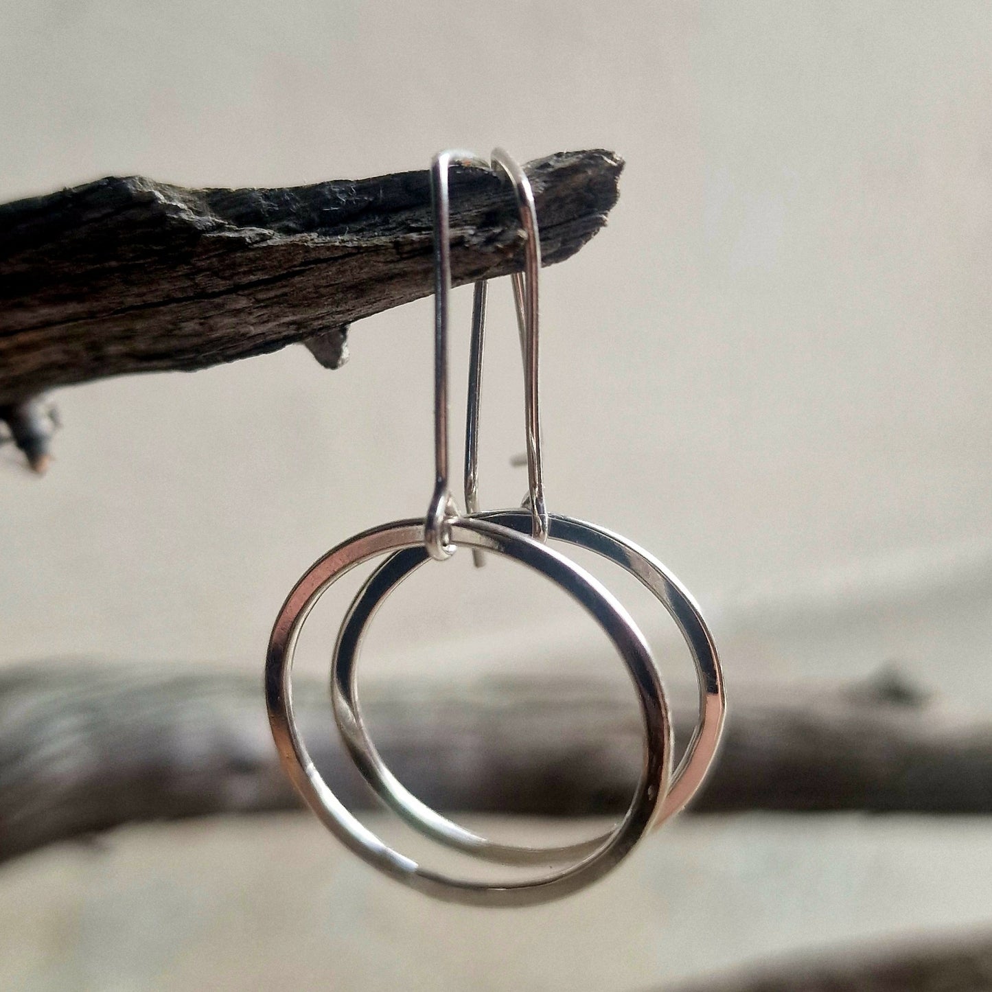 Amy cirkelörhängen har en stilren design - Vatlings smycken