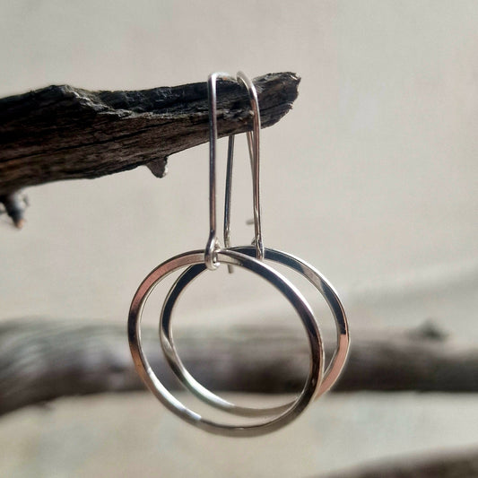 Amy cirkelörhängen har en stilren design - Vatlings smycken