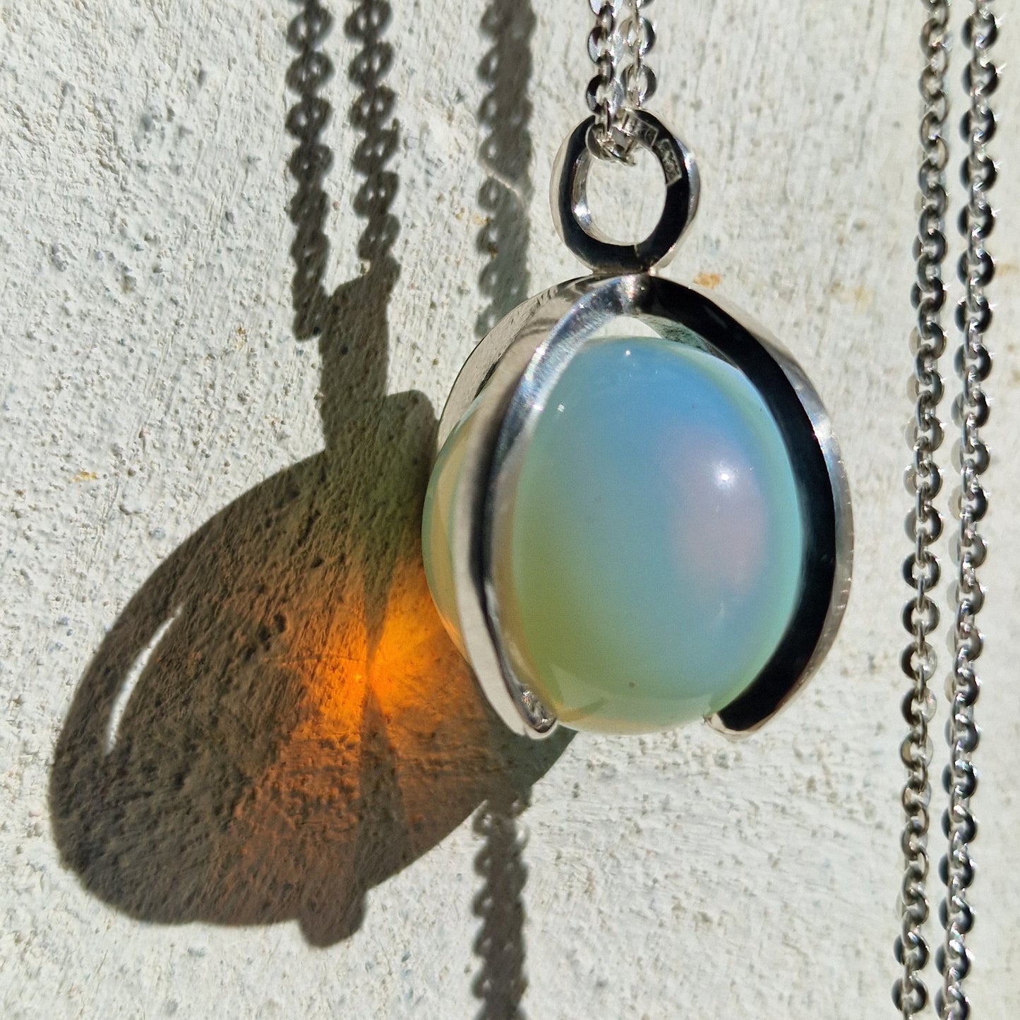 Detta Amy kulhalsband har en opalit som lyser vackert i solljus - Vatlings smycken