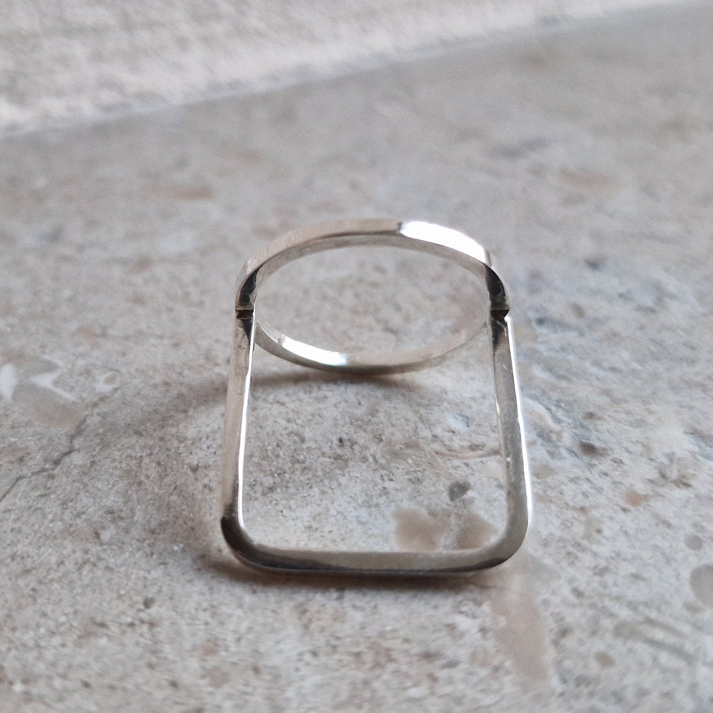 Amy ring rund fyrkant har en silvercirkel som vilar på fingret och en fyrkant som ringband - Vatlings smycken