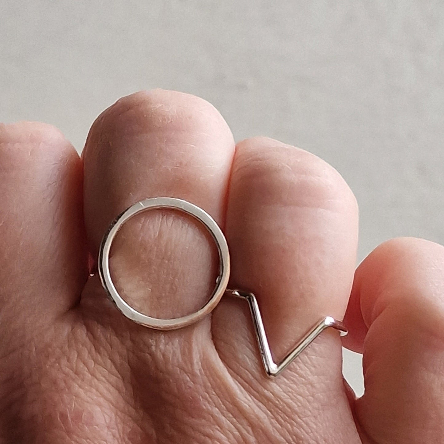 Amy V - ring kan användas tillsammans med Amy rund fyrkantsring - Vatlings smycken