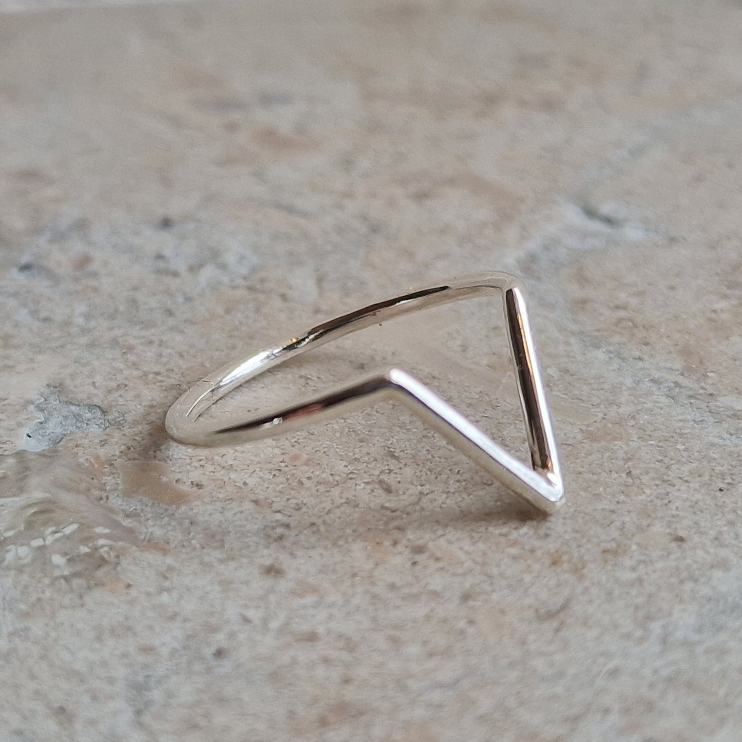 Amy V - ring sedd från sidan. Stilren enkel design - Vatlings smycken