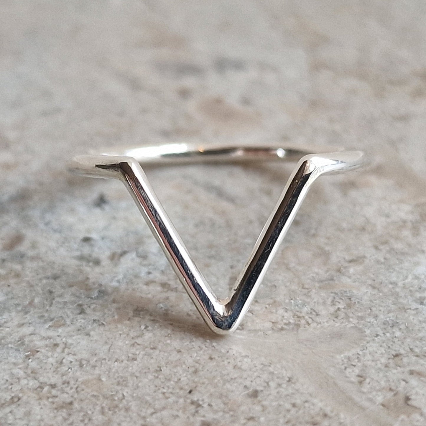 Amy V-ring, handgjord silverring med ett V som i våga - Vatlings smycken