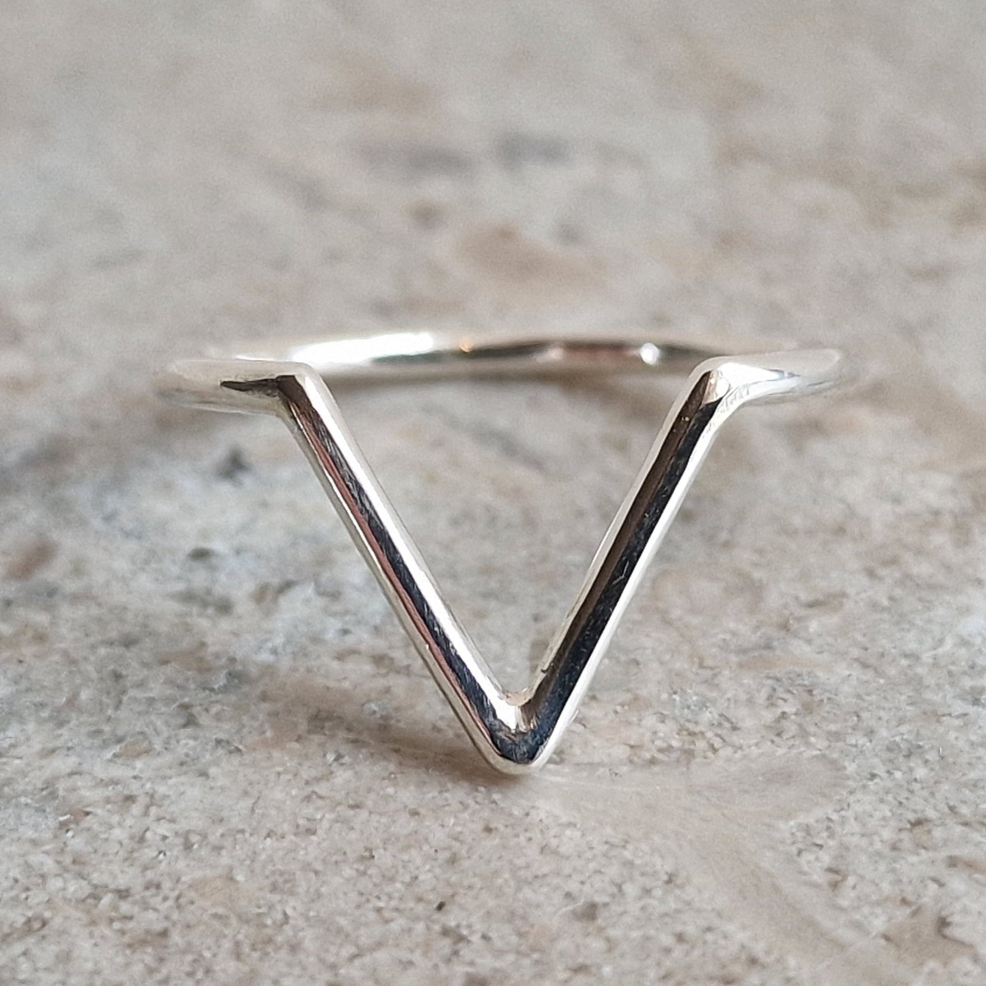 Amy V-ring, handgjord silverring med ett V som i våga - Vatlings smycken