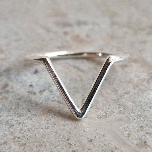 Amy V-ring, handgjord silverring med ett V som i våga - Vatlings smycken