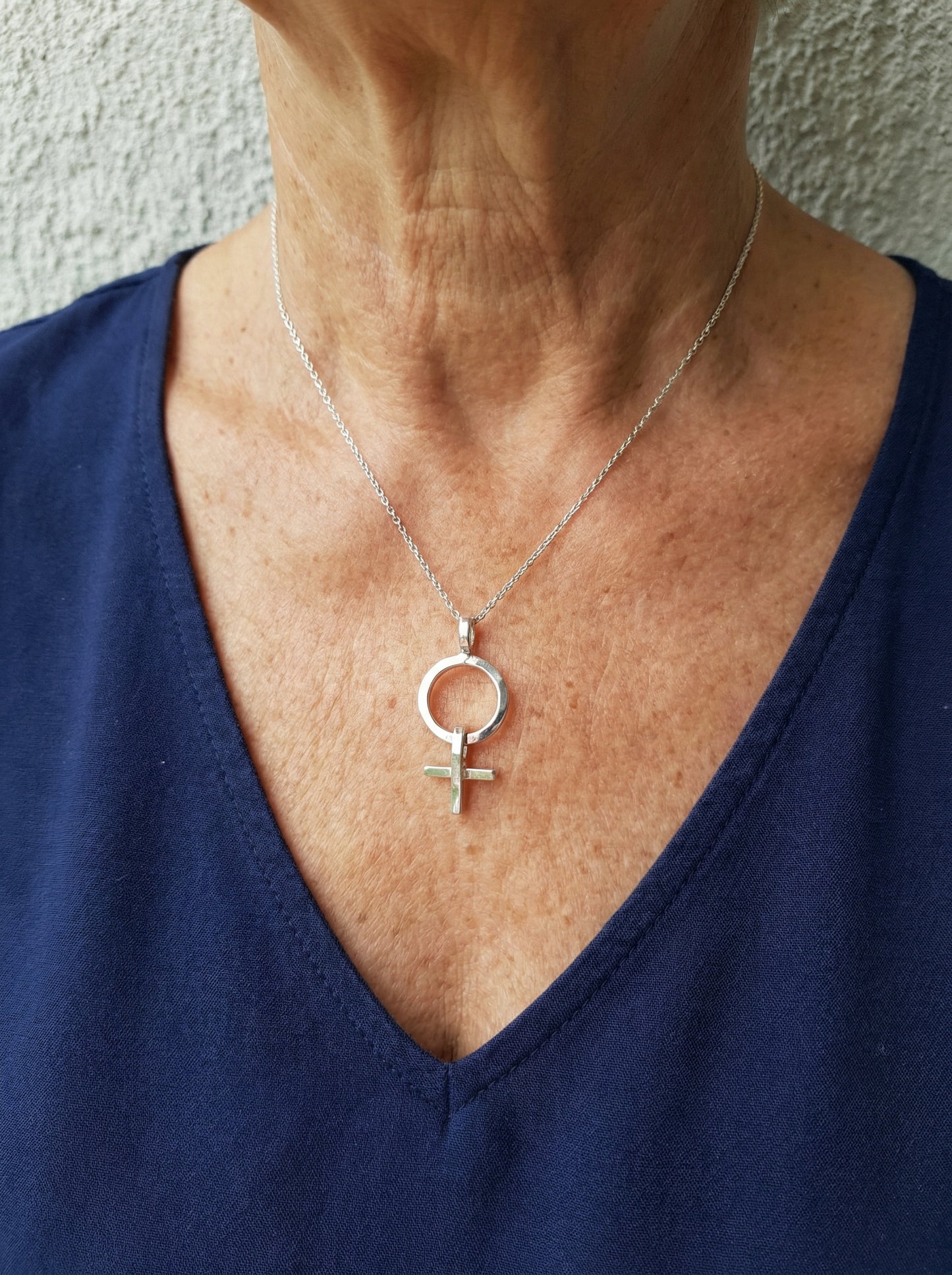 Debbie halsband med kvinnosymbol - Silver