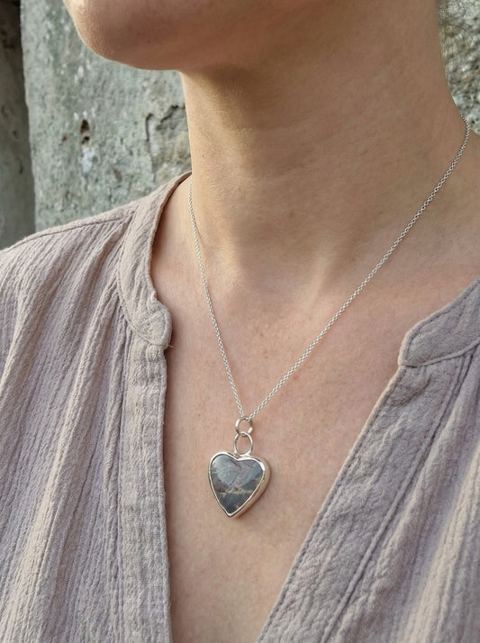 Debbie hjärthalsband "loved" gråblå